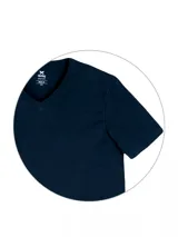 Camiseta gris oscuro de manga corta con cuello en V.