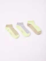 Pack de tres pares de soquetes tobilleros con diseño bicolor. Un par color beige con puntera y talón verde lima, un par gris con puntera y talón verde lima, y un par color beige con puntera y talón verde lima.