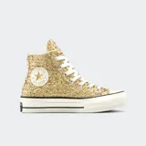 Championes Converse Chuck 70 de caña alta, color dorado brillante con glitter. Cierre con cordones blancos y suela de goma blanca con líneas negras.