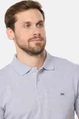 Remera polo de piqué lisa color rojo, con cuello en rib y botones personalizados.