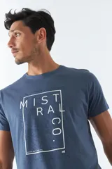 Remera azul de hombre, de manga corta, con logo en goma y arte estampado.