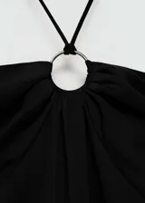 Mono largo negro de tejido fluido con anilla metálica en el cuello halter, tirantes finos y diseño recto.