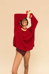 Buzo color marrón con cuello alto y mangas largas terminadas en volados.