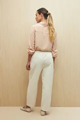 Pantalón negro de corte recto con bolsillos laterales y cintura elástica.