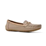 Mocasín color dorado con plantilla de cuero y detalle de hebilla dorada.