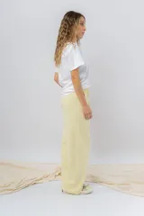 Pantalón jogger wide fit color amarillo pastel, confeccionado en algodón suave, con cintura elástica con cordón ajustable y bolsillos laterales funcionales.