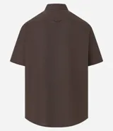 Camisa relaxed de manga corta para hombre, confeccionada en cáñamo y algodón. Tiene cuello inglés, abotonado delantero, bolsillo en el pecho y etiqueta de la marca.