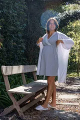 Camisón verde con textura acanalada, escote cruzado con puntilla blanca, corte imperio y mangas 3/4.