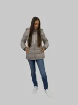 Campera puffer color gris, con cuello alto y capucha desmontable. Cierre frontal con cremallera y bolsillos laterales con cierre. Diseño acolchado y detalles distintivos de Calvin Klein.