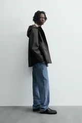 Pantalón de jean celeste, de corte recto desde la cadera hasta el tobillo, con tiro medio, cinco bolsillos y cierre frontal con botón.