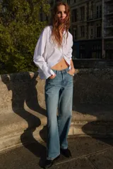 Pantalón de jean gris de corte recto, tiro alto y largo hasta el tobillo.