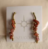 Caravanas de bronce con piedras de color terracota, con un diseño elegante.
