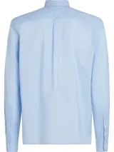 Camisa celeste con microestampado, de corte regular y manga larga. Tiene cuello abotonado, puños redondeados con botón y logo de Tommy Hilfiger bordado en el pecho.