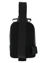 Bandolera negra RKF Water Resistant fabricada con poliéster reciclado. Cuenta con compartimento principal con cierre a prueba de agua, bolsillo interior con cierre, bolsillo delantero con cierre a prueba de agua, bolsillo trasero con cierre a prueba de agua, correa ajustable y llavero mosquetón.