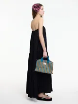 Vestido largo strapless negro de fit amplio con volados en el bajo.