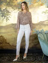 Pantalón de gabardina elastizada color marrón claro, marca Zac & Rachel, corte slim, con pretina con pasadores, botón y cierre. Delantera con tres bolsillos y trasera con bolsillos ojal.