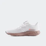 Championes deportivos New Balance 411v3, color blanco con detalles en gris y suela marrón.