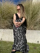 Vestido largo de fibrana con estampado abstracto en blanco y negro, corte oversize y escote en V.