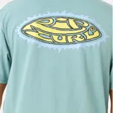 Remera verde de manga corta con estampado pequeño en el pecho.