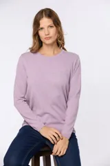 Buzo lila de hilo de algodón, con cuello redondo a la base y mangas largas.