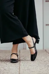 Zapato estilo Mary Jane de cuero color negro, con correa sobre el empeine y hebilla metálica. Taco cuadrado forrado de 6cm.