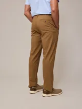 Pantalón de vestir color beige, de corte recto, con bolsillos laterales y traseros. Se ajusta a la cintura con cordón.