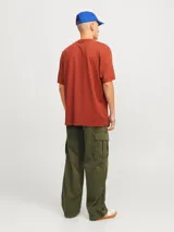 Pantalón cargo verde oliva de pierna ancha con fit amplio y tiro medio alto. Cuenta con bolsillos delanteros, traseros y laterales, además de puños ajustables con cordón. Cierre con cremallera.