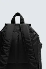 Mochila negra de tela técnica con compartimento principal con cierre de solapa y hebilla de liberación rápida. Tiene un bolsillo interior con cierre y un compartimento para dispositivos electrónicos de hasta 13 pulgadas. La parte frontal cuenta con dos bolsillos con cremallera. Tiene asa de mano y dos asas de hombro ajustables.
