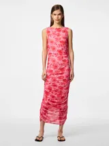 Vestido midi sin mangas, color rosa con estampado floral en tonos rojos. Presenta cuello bote y un ajuste ceñido con frunces laterales que crean un efecto drapeado en la falda.