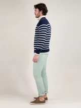 Jersey de punto inglés verde con rayas horizontales blancas, cuello redondo y logo bordado en el pecho.