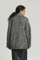 Tapado de lana multicolor con diseño de espiga, doble botonadura, cuello con solapas y cinturón con hebilla.