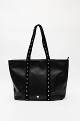 Bolso negro tipo shopper de símil cuero, con asas largas y tachas metálicas en asas y frente.