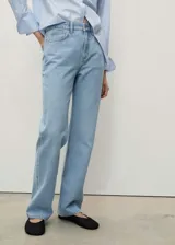 Pantalón de jean celeste de corte recto, tiro medio y cinco bolsillos.