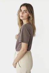 Remera color marrón con cuello redondo y mangas cortas.