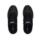 Zapatillas deportivas con amortiguación UA Charged, parte superior de malla ligera y refuerzos en cuero sintético para soporte.
