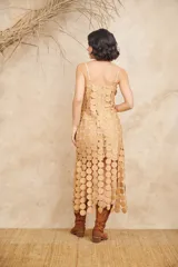 Vestido midi blanco con breteles finos y detalle de círculos en relieve.