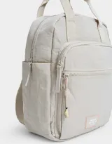 Mochila negra de tela deportiva con doble bolsillo frontal con cierre, correas regulables, cierre superior y tag de goma.