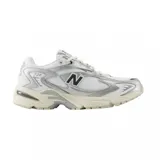 Championes New Balance modelo ML725CG, color blanco con detalles en plateado y logo "N" en negro.