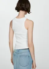 Musculosa blanca de algodón con cuello redondo y tejido de canalé.