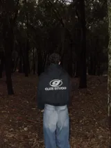 Hoodie negro con cierre, corte boxy y logo de la marca en el pecho.