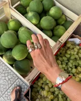 Anillo de diseño orgánico y macizo, realizado artesanalmente en bronce. Presenta una estructura abierta con dos piezas de forma irregular y textura rugosa.