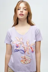 Remera color ladrillo con escote en V y estampado de peces dorados y medusas.