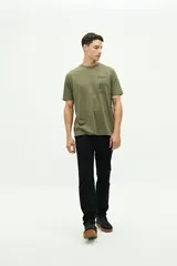 Remera verde militar de manga corta con estampado en el pecho.