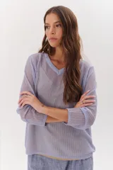Sweater de punto calado color camel, con escote en V y mangas largas.