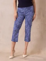 Pantalón capri de gabardina elastizada estampada, marca Zac & Rachel. Pretina ancha elastizada.