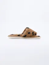 Pantuflas abiertas de piel sintética color marrón con estampado animal print de leopardo.