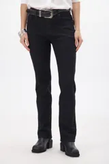 Pantalón de jean negro de corte recto, tiro alto y calce slim fit.
