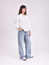 Blusa color beige con cuello mao, escote en V y mangas 3/4 con elástico en los puños.