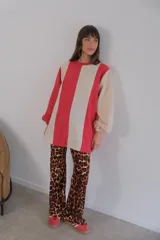 Buzo de mangas largas con diseño de bloques de color en marrón, gris y beige.