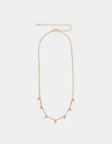 Collar corto dorado con cadena de eslabones y dijes colgantes en forma de corazón con incrustaciones de cristal.